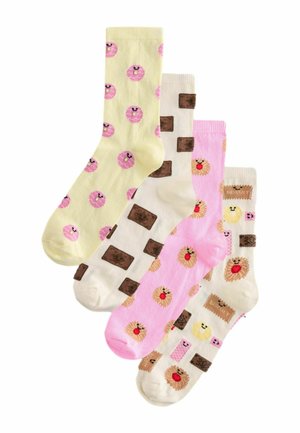 Vier Paar bunte Socken mit Cartoon-Lebensmittelmotiven, darunter rosa glasierte Donuts, Schokoriegel, Kekse mit rotem Kern und verschiedene Süßigkeiten auf weißem und rosafarbenem Hintergrund.