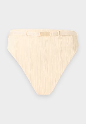 Braguita de bikini beige de talle alto con líneas verticales texturizadas y detalle de cinturón ajustable en la cintura.