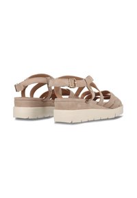 Beige Wildledersandalen mit mehreren Riemen, verstellbarem Schnallenverschluss und einer klobigen weißen Sohle. Verfügt über eine geschlossene Hinterseite für zusätzlichen Halt.