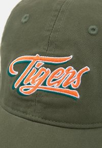 Olivgrüne Mütze mit gebogenem Schild, versehen mit weißem und orangefarbenem gesticktem Schriftzug "Tigers". Baumwollmaterial mit strukturierter Oberfläche.