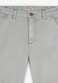 Lichtgrijze shorts van katoen, met een knoopsluiting, zijzakken en een subtiele logodetail boven de voorkant van de rechterzak.