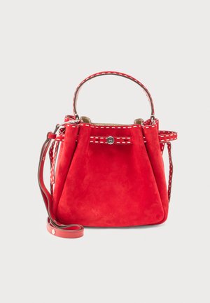 Τσάντα χειρός από κόκκινο σουέντ με άσπρη ραφή, κοντή λαβή, αφαιρούμενο μακρύ λουρί και μικρό ασημί κουμπί κλεισίματος στο κέντρο.