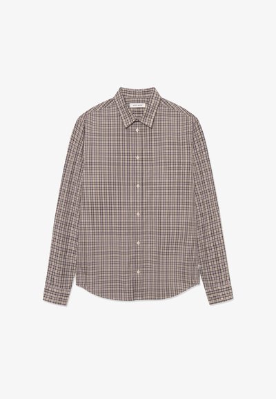 Chemise à manches longues à boutons, motif à carreaux violet, beige et bleu, col pointu, posée à plat sur fond blanc.