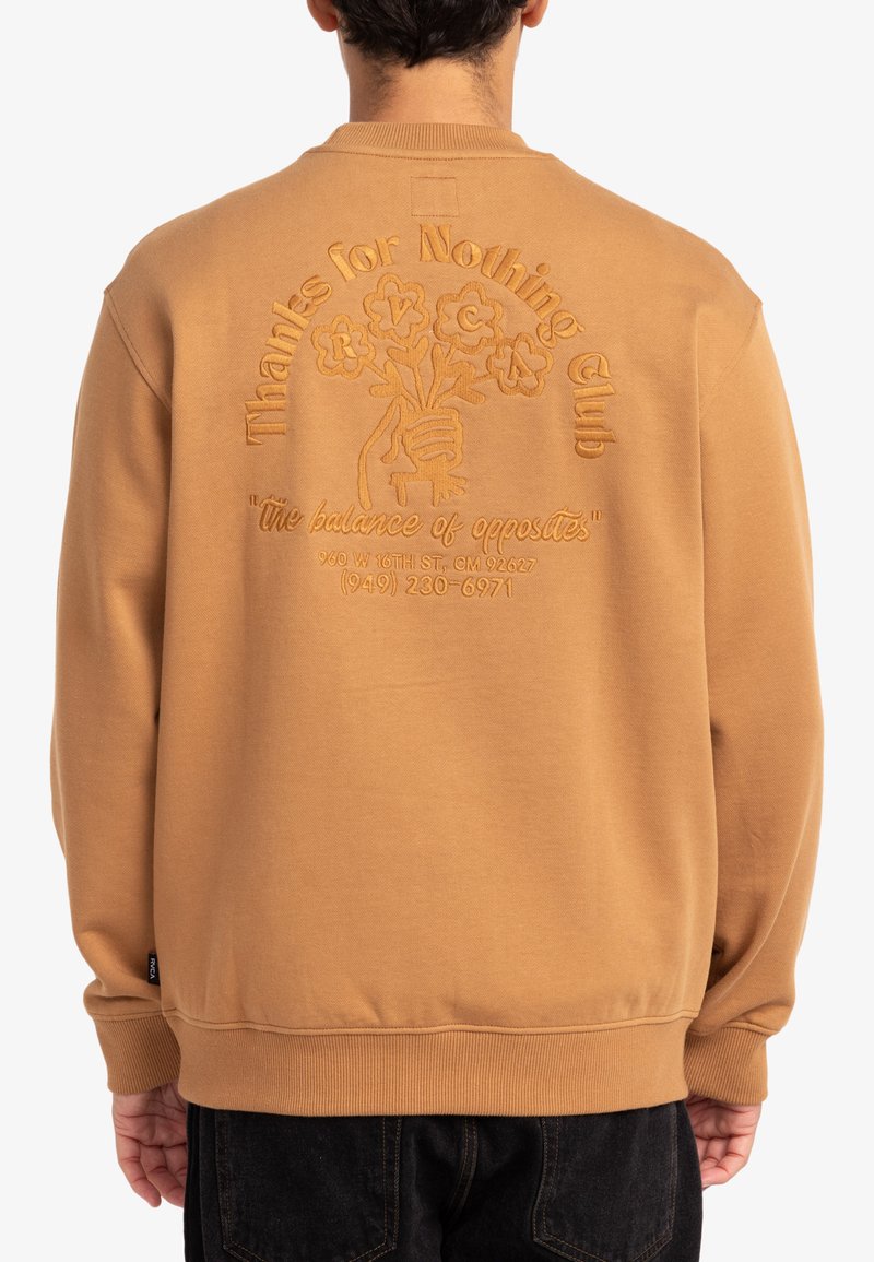 Sudadera color marrón claro con un cuello alto, que presenta texto bordado y una mano sosteniendo flores en la parte posterior. Puños y dobladillo acanalados.