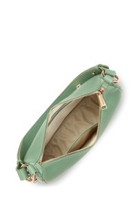 Borsa a tracolla in pelle verde con una superficie liscia, chiusura con zip e accessori in tonalità oro. Interno in tessuto beige con una tasca con zip.