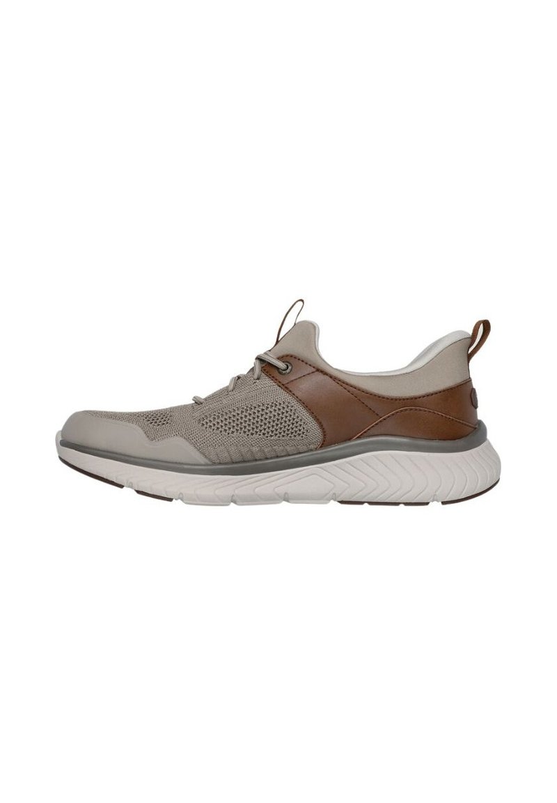 Scarpa atletica leggera con tomaia in mesh grigia e dettagli in pelle marrone, caratterizzata da una suola intermedia testurizzata e una suola esterna in gomma flessibile.