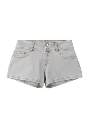 Short en denim gris clair avec fermeture à double bouton, passants de ceinture, poches avant et poche monnaie, et coutures visibles.