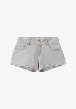Short en denim gris clair avec fermeture à double bouton, passants de ceinture, poches avant et poche monnaie, et coutures visibles.