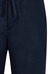 Navyblauwe linnen broek met een trekkoord in de taille, met een gemêleerde stof en zijkleppen. Close-upweergave benadrukt het materiaal en het ontwerp.