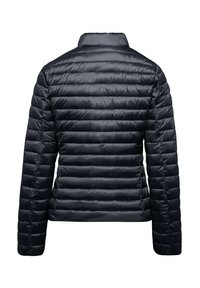 Giacca a vento in blu navy scuro con design a righe orizzontali, colletto alto e texture liscia. Materiale leggero adatto per il clima freddo.