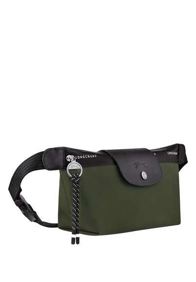 Grüne Nylon-Gürteltasche mit einem schwarzen Lederdeckel, silbernen Beschlägen und Logo. Verfügt über einen strukturierten Riemen und eine dekorative Zugband.