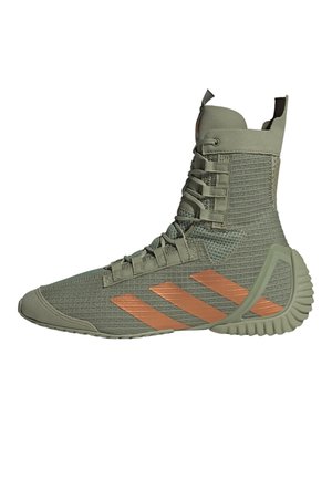 Zapatilla deportiva de caña alta en verde oliva con rayas naranja, tejido texturizado, talón reforzado y lengüeta con asa en el cuello del tobillo.