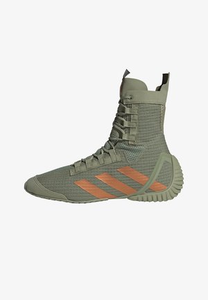 Hoher olivgrüner Sportschuh mit orangefarbenen Streifen, strukturiertem Stoff, verstärkter Ferse und Schlaufe am Knöchelkragen.