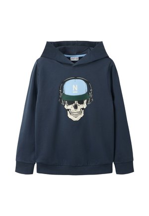 Sweat à capuche bleu marine avec un graphisme de crâne portant une casquette bleu clair et verte et des écouteurs noirs à l'avant.