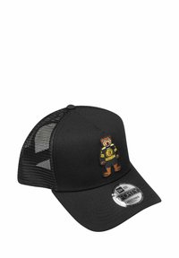 Schwarze Kappe mit Mesh-Seiten, auf der Vorderseite mit einem gestickten Bären-Maskottchen in einem gelb-schwarzen Sportanzug. Verstellbares Design.