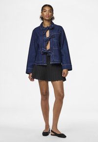 Pieces PCOFELIA BOW SHIRT - Τζιν μπουφάν - medium blue denim