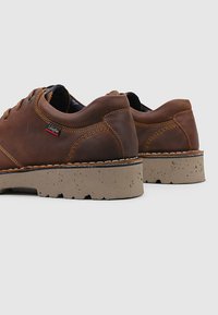 CallagHan Chaussures à lacets - camel