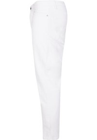 Pantalones de mezclilla blancos con corte recto, que cuentan con una bragueta de cremallera, bolsillos frontales y traseros, y acentos de botón metálico.