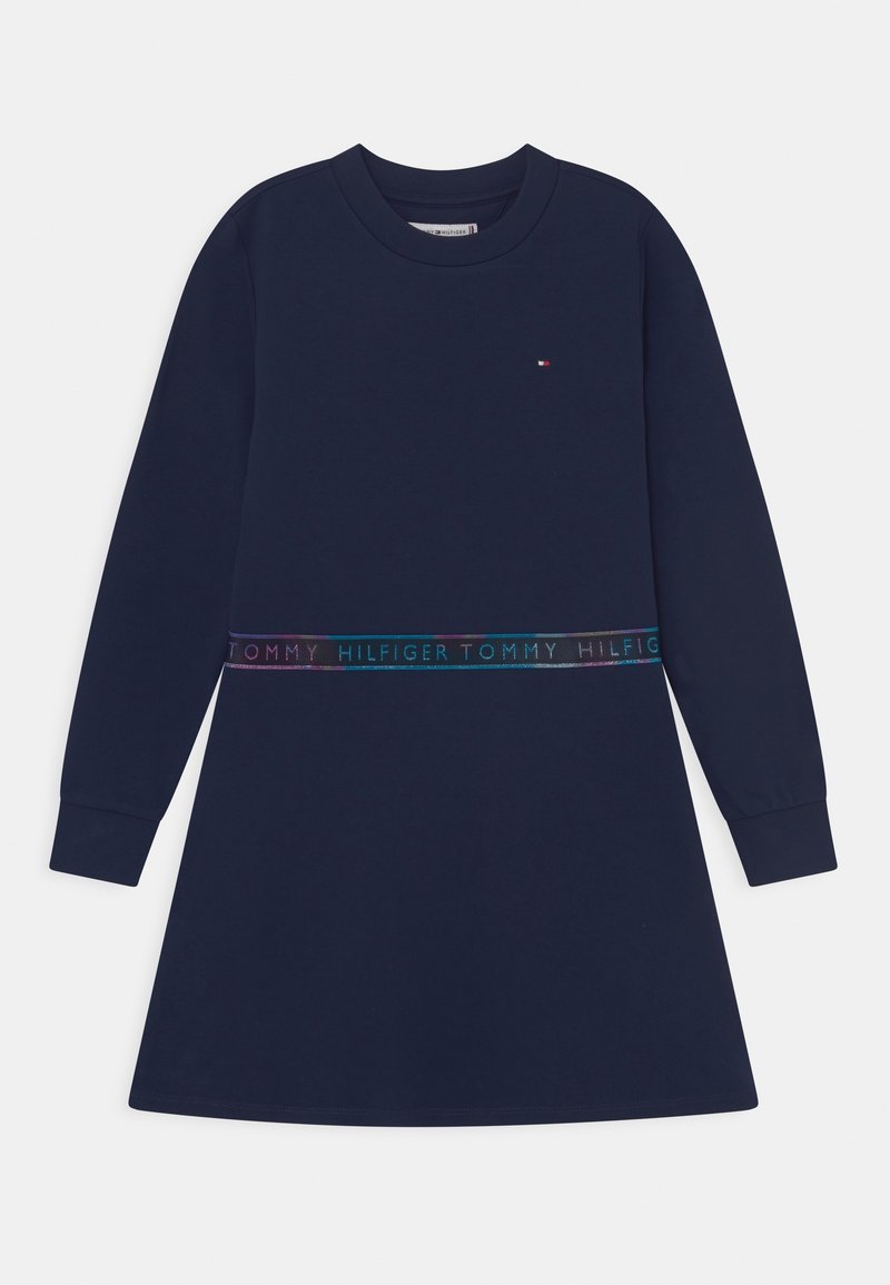 Granatowa sukienka dresowa z długim rękawem, okrągłym dekoltem oraz elastycznym pasem z wielokolorowym tekstem logo. Miękka, przyjemna w dotyku tkanina.