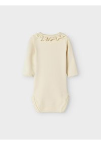Crème-kleurige babyromper met lange mouwen, een rimpelachtige kraag en drukknoopsluitingen aan de onderkant, plat neergelegd op een witte achtergrond.
