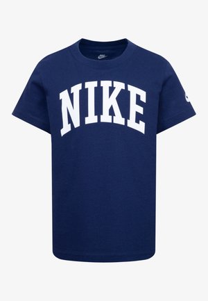 Camiseta de algodón azul marino con un gran logo blanco de "NIKE" en el pecho, cuello redondo y mangas cortas. Textura suave, corte regular.