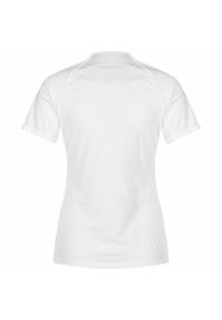 T-shirt blanc à manches courtes, fabriqué en tissu respirant avec une texture lisse. Présente un col ras du cou classique et une silhouette légèrement ajustée.