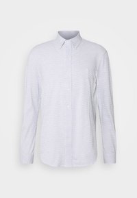 Bílá košile na knoflíky s dlouhým rukávem, s malým navy modrým diamantovým vzorem a límcem na knoflíky, vystavená na jednobarevném pozadí.