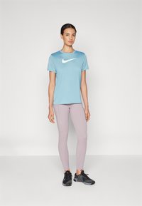 Nike Performance TEE  - T-Shirt sport - denim turquoise/white