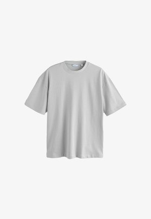 Grå bomulds-T-shirt med korte ærmer, rund hals og en afslappet pasform. Glat tekstur, minimalistisk design uden mønstre eller detaljer.