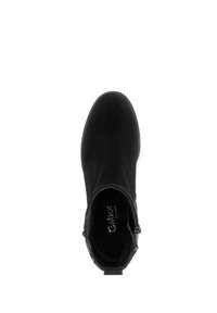 Zwarte enkellaars, gemaakt van zachte suede, met een ronde neus en een lage hak. Heeft een ritsluiting aan de zijkant en subtiele decoratieve stiksels.