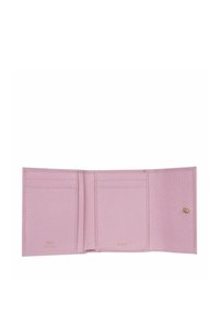 Portefeuille en cuir rose clair à finition texturée, doté de plusieurs emplacements pour cartes et d'une fermeture à pression. Marquage en relief à l'intérieur.