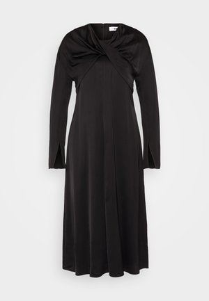 Sort langærmet kjole lavet af glat stof med en snoet halsudskæring og sideslids, der har et luftigt design og ankel-længde søm.
