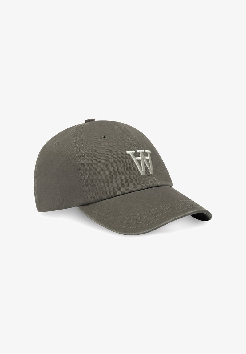 Casquette de baseball en coton de couleur vert olive avec une visière incurvée et un logo "W" brodé en blanc sur le devant, équipée d'œillets de ventilation.