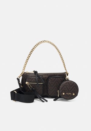 Sac à main ALDO marron foncé à motif, poignée chaîne dorée, deux poches avant zippées et une pochette ronde détachable sur une sangle noire.