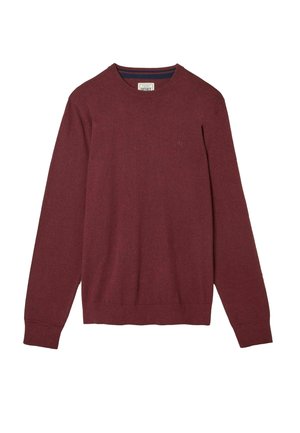 Bordeaux-roter Strickpullover mit langen Ärmeln, Rundhalsausschnitt und gerafften Bündchen und Saum. Mit kleinem Logo auf der Brust. Weiche Textur.