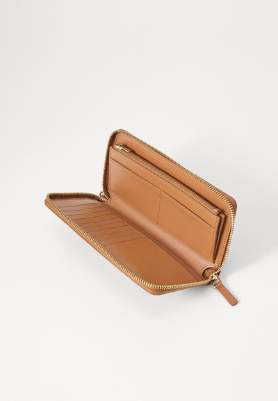 Portafoglio in pelle marrone chiaro con chiusura a zip, molteplici scomparti per carte e una finitura interna liscia. Forma rettangolare compatta per una facile conservazione.