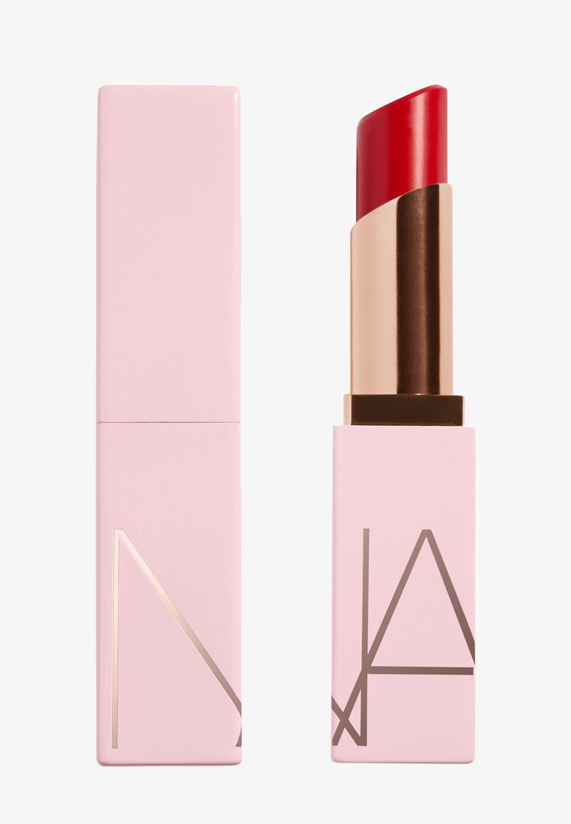 Rode lippenstift met een roze rechthoekige huls met een minimalistisch gouden geometrisch ontwerp, één gesloten en één met de dop verwijderd.