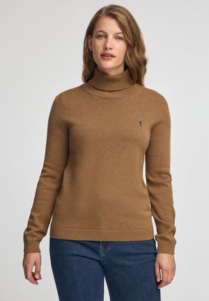 Bruine coltrui van zacht breisel, voorzien van lange mouwen, geribbelde onderrand en een klein logo-accent op de linkerborst.