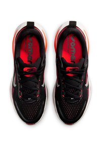 Scarpe da corsa nere e rosse con tomaia in rete, tessuto texturizzato, intersuola bianca e dettagli riflettenti. Presentano lacci e plantari imbottiti.