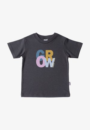 Dunkelgraues kurzärmliges T-Shirt mit einem bunten "GROW" Grafikdesign in blauer, pinker, gelber und weißer Schrift. Aus Baumwolle, normale Passform.