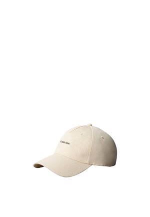 Beige Calvin Klein baseballkasket med buet skygge og broderet logo foran, isoleret på hvid baggrund.