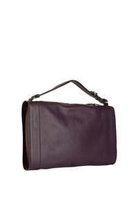 Bolso mensajero de cuero en púrpura profundo, con una textura suave, correa ajustable y cremallera resistente. Los bordes redondeados crean una silueta suave.
