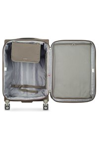 Brauner Hartschalenkoffer mit zwei Reißverschlussfächern, inneren Netztaschen, einer abnehmbaren Tasche und vier Rollen für Mobilität. Besonderheit: gestreifter Innenraum.