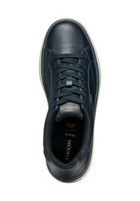 Zapatillas de piel azul marino con puntera redondeada, diseño con cordones, suela de goma blanca y cuello acolchado. Acentos de logo dorado en la lengüeta y en la plantilla.