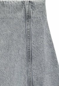 Hall hõbedane denim kangas, millel on peen tekstuur, nähtava õmblusega ühel küljel ja puhas, sirge lõige ilma lisadeta.