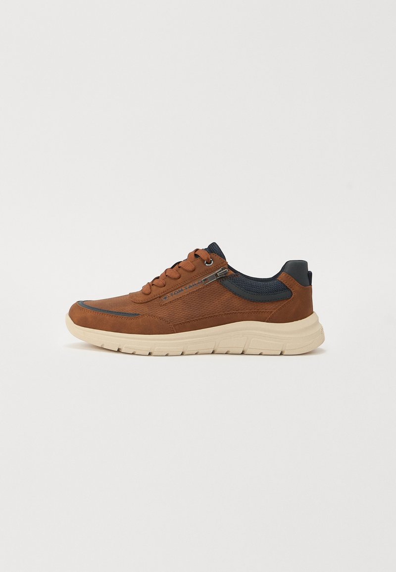 Basket en cuir brun et mesh avec des accents bleu marine, fermeture à lacets, dessus texturé et semelle épaisse de couleur crème.