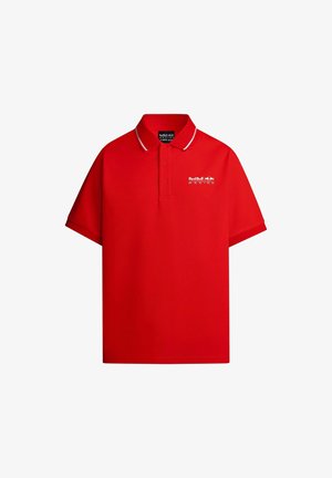 Raudona trumpomis rankovėmis polo maikė, pagaminta iš lygaus audinio, su balta apykakle ir "Red Bull Racing" logotipu kairėje pusėje.