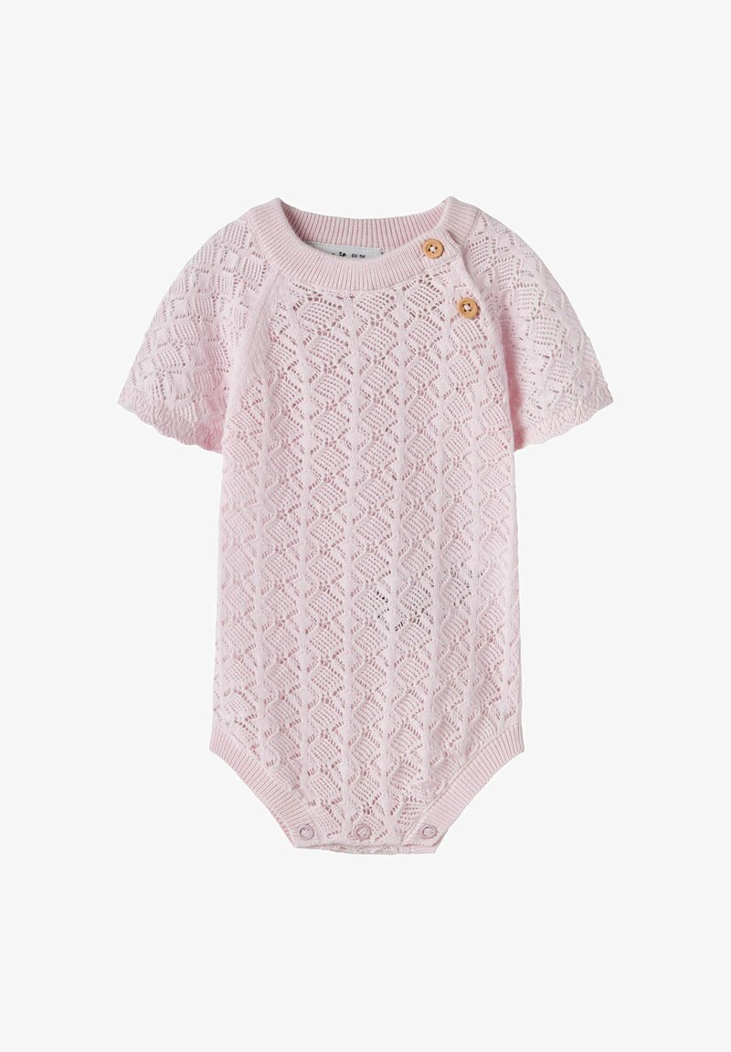 Combinaison tricotée rose clair pour bébé, manches courtes, motif en dentelle texturé, deux boutons en bois à l'encolure et fermetures pression au bas.