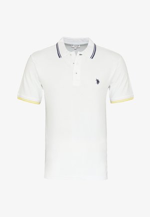 Weißes Polohemd mit kurzen Ärmeln, marineblau-weiß gestreiftem Kragen, gelben Ärmelsäumen, Knöpfen und einem marineblauen Pferdelogo auf der linken Brust.