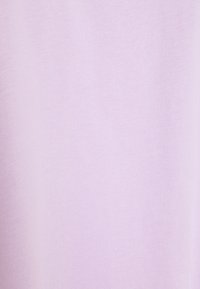 Texture de tissu violet clair uni avec une apparence douce, lisse et un motif de tissage fin.